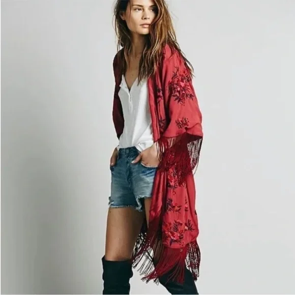 Free People Keepsakes Boho Red Floral Embroidered Fringe Kimono Size XS/S - Picture 5 of 15